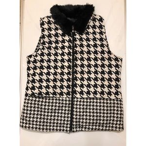 Houndstooth Puffer Vest with Faux Fur Collar